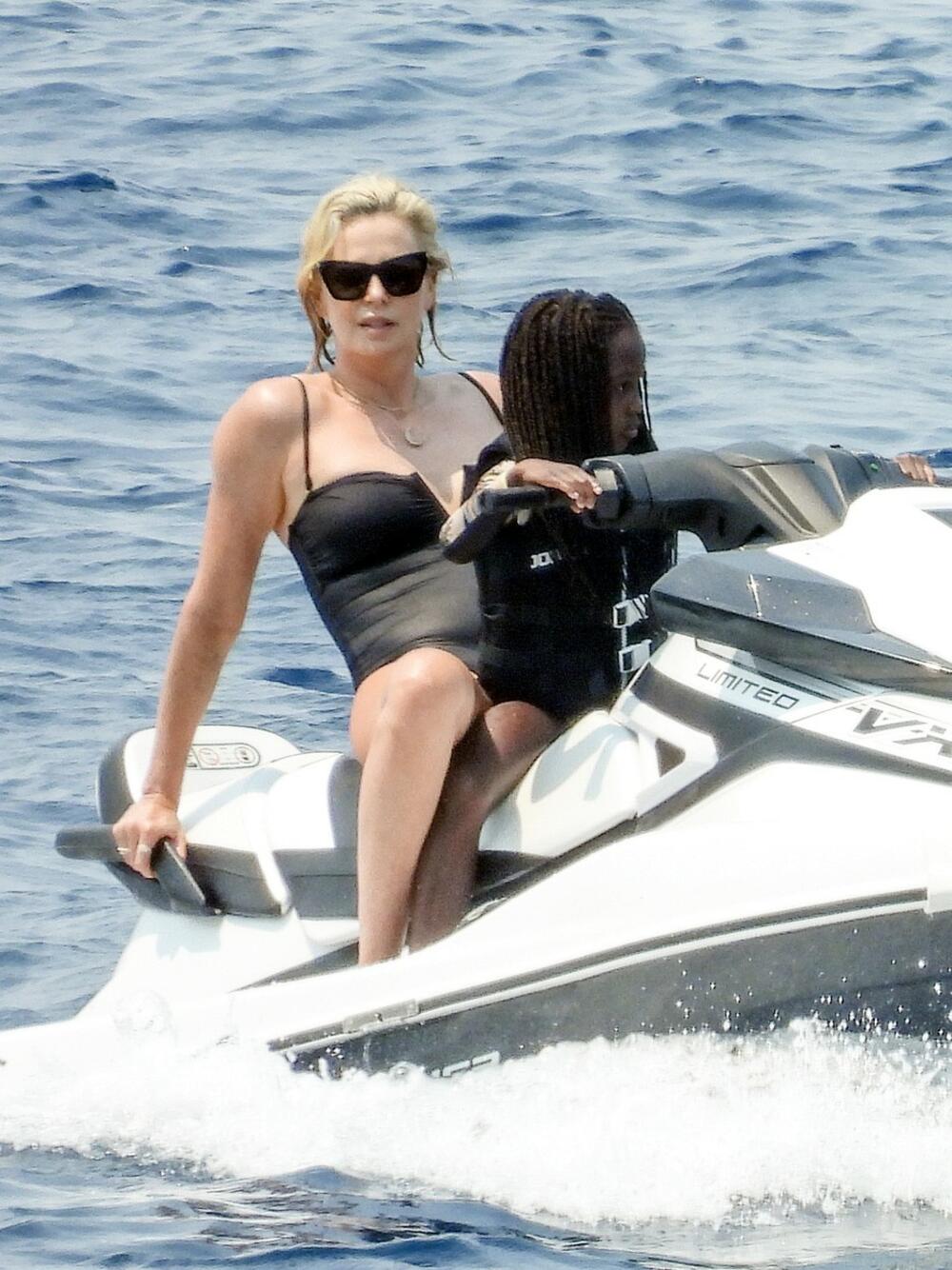 <p>Glumica<strong> Šarliz Teron</strong> odlučila je da odmor provede na grčkom ostrvu i tom prilikom je obukla izazovnu kombinaciju za kupanje</p>