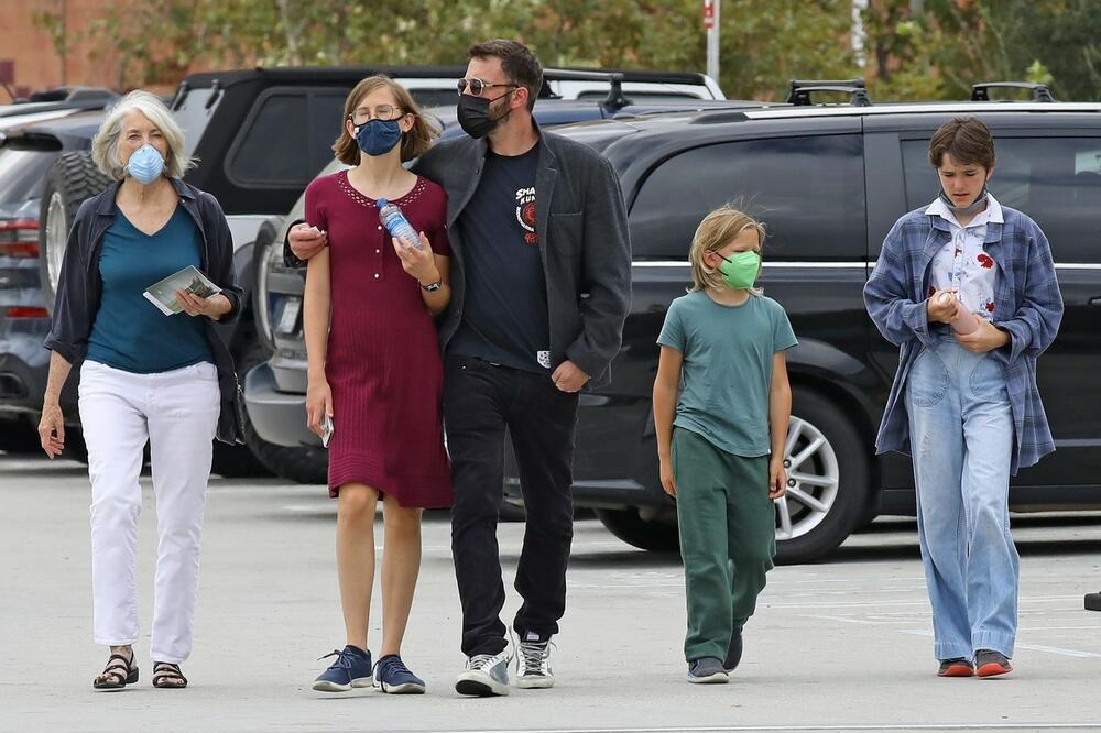 <p>Glumac Ben Aflek odlučio je da provede neko vreme sa porodicom, pa je odlučio da prošetaju do naučnog centra</p>