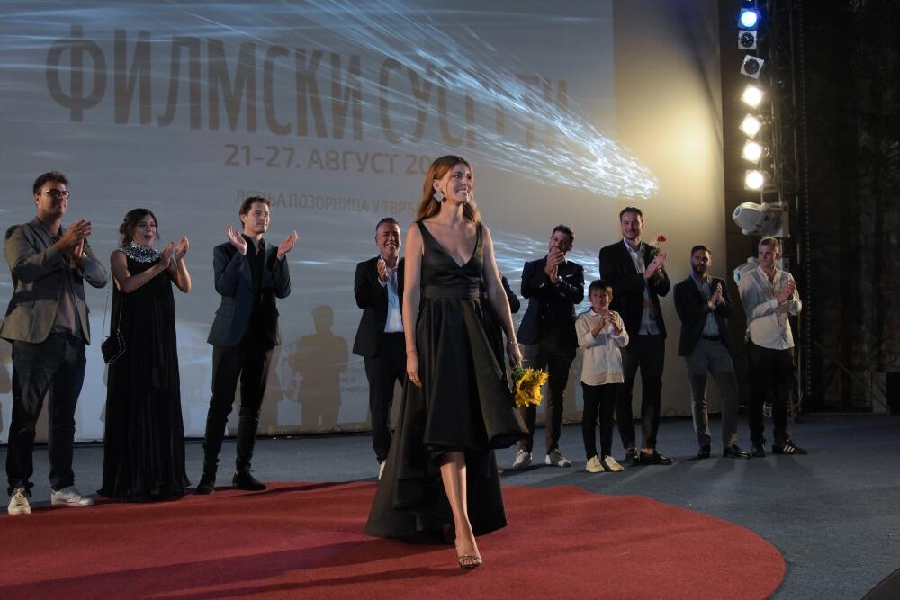 <p>Tokom proteklih mesec dana, glumica Tamara Dragičević bila je glavna zvezda crvenog tepiha, kako zbog svoje uloge Silvane Armenulić u filmu "Toma", tako i zbog činjenice da je bila besprekorno stilizovana</p>