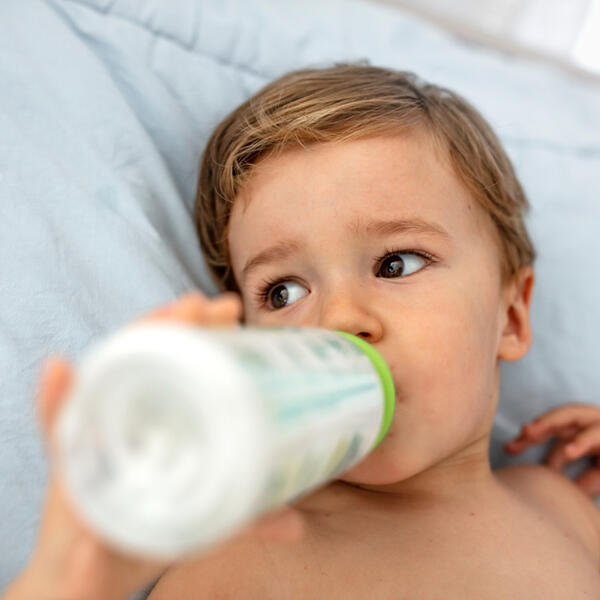 Budite TAKTIČNI i UPORNI: Kako pomoći detetu da se odvikne od uspavljivanja uz flašicu?