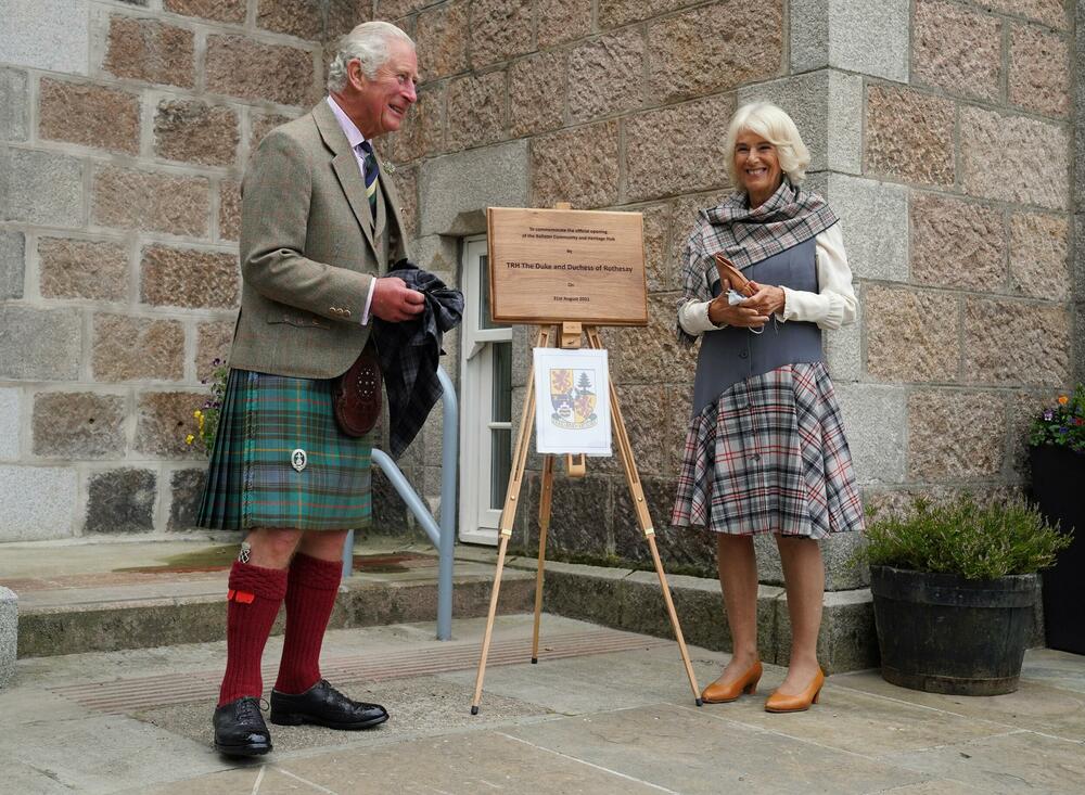 <p>Princ od Velsa i vojvotkinja od Kornvola ovih dana se predstavljaju kao vojvoda i vojvotkinja od Rotesaja, budući da borave u Škotskoj, jednom od Čarlsovih omiljenih mesta na planeti</p>