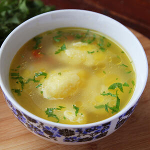 Nemojte da vam u kući fali čorbasto jelo: Za 20 minuta spremite supu sa KNEDLAMA koju će svi obožavati