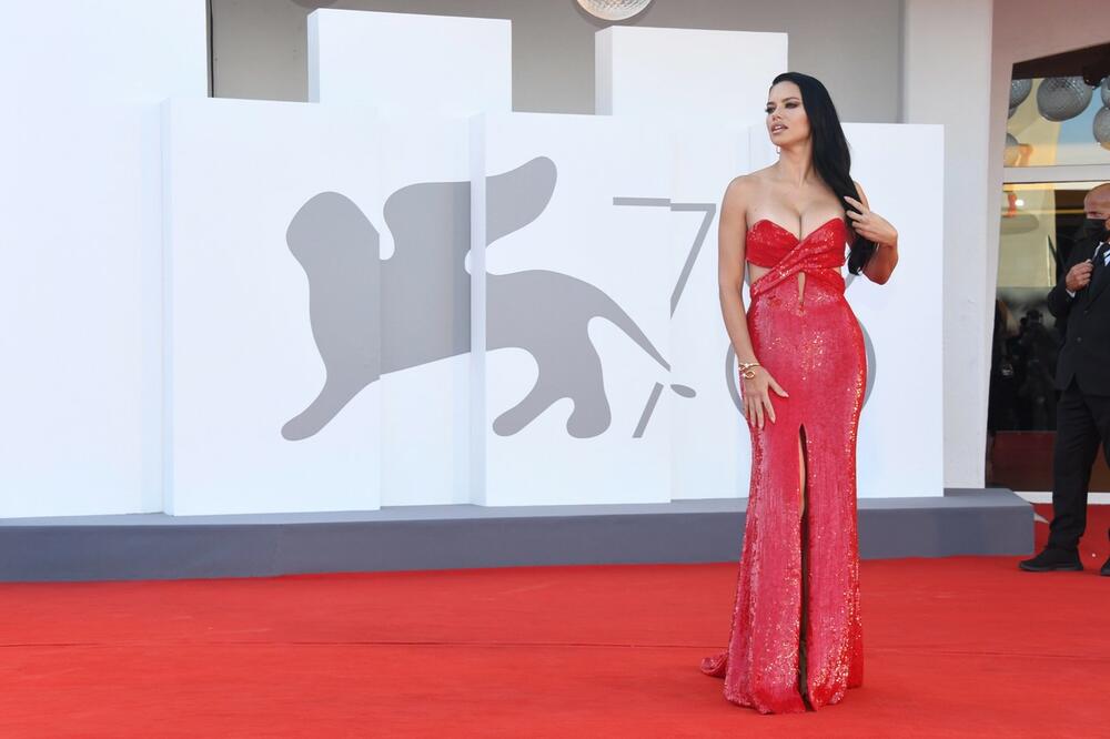 <p>Na drugoj večeri Filmskog festivala u Veneciji dame u crvenim haljinama privlačile su pažnju svojim izdanjima</p>