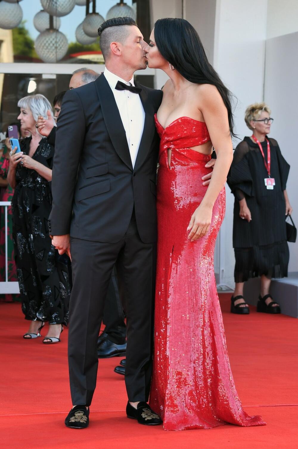 <p>Supermodel i nekadašnja supruga Marka Jarića <strong>Adrijana Lima </strong>stigla je na 78. filmski festival u Veneciji i usput predstavila svog novog partnera!</p>