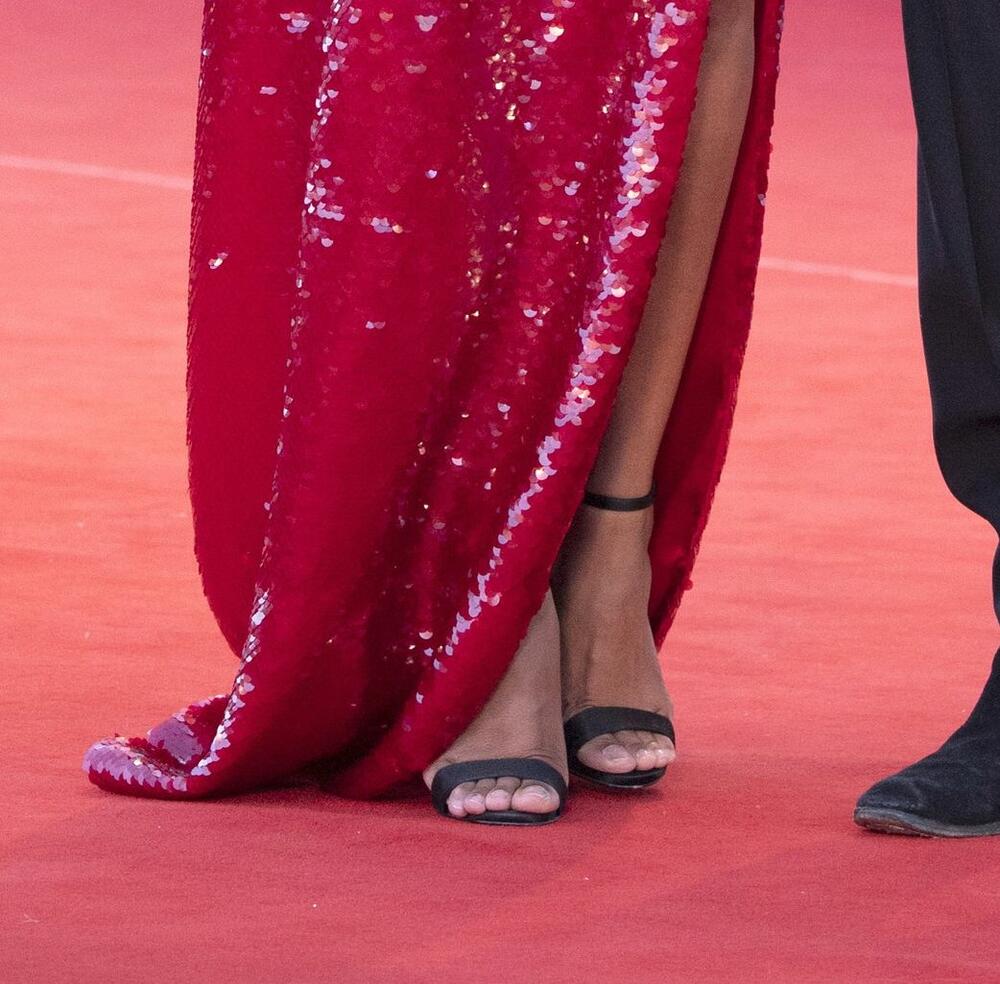 <p>Iako u doterivanju za crveni tepih vlada nepisano pravilo da se ne nosi crvena haljina, čuvena glumica odabrala je baš takvu, i to model koji je privukao mnogo pažnje</p>