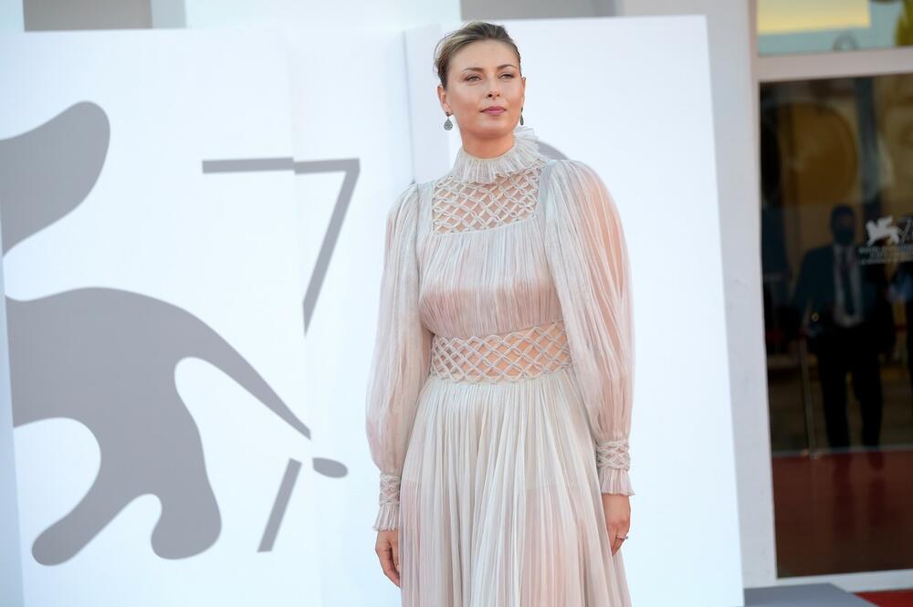 <p>Šarapova je odlučila da ponese skupocenu haljinu modne kuće Dior, koja je u potpunosti istakla njenu figuru i ten </p>