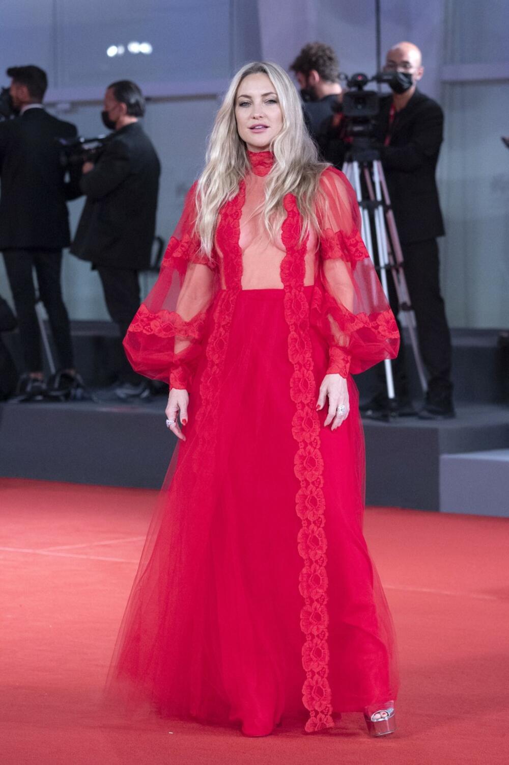 <p>Prelepa glumica <strong>Kejt Hadson </strong>odlučila se za hrabro modno izdanje u crvenoj boji za premijeru svog novog filma na 78. Mostri.</p>