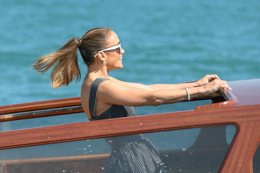 <p><strong>Glumica</strong> se ukrcala na brod i provozala po italijanskog gradu na vodi i tako uživala u Suncu i povetarcu u jednostavnoj kombinaciji koju je izabrala za ovu priliku</p>