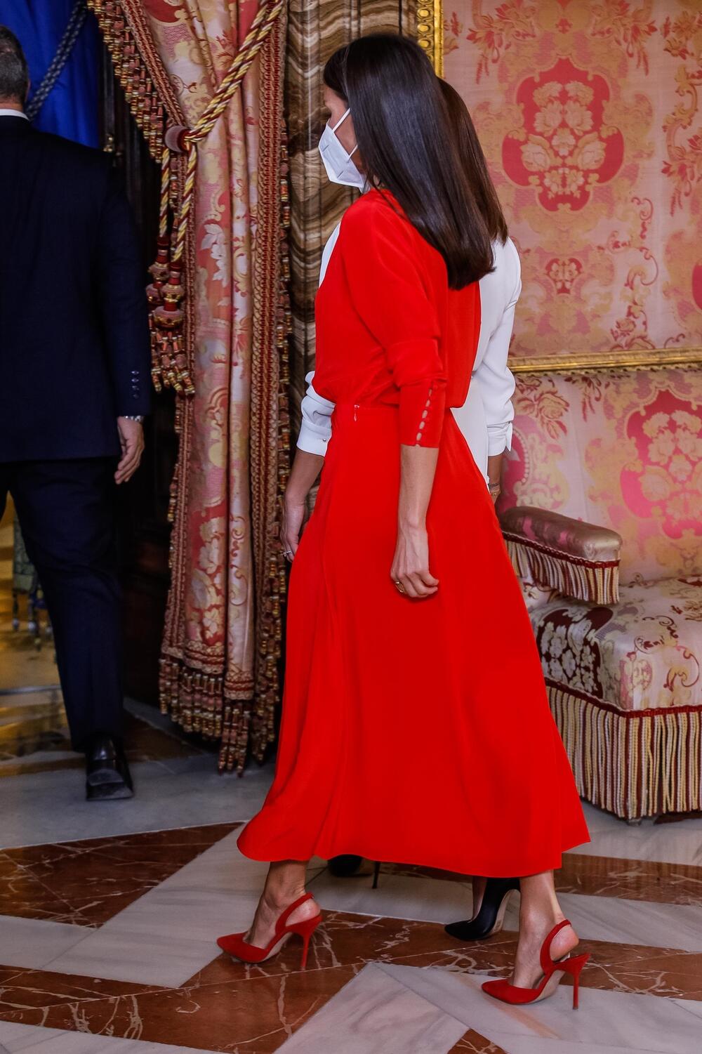 <p>Španska kraljica rado i često eksperimentiše kada je u pitanju moda, ali bez sumnje najjači utisak ostavlja u svojoj omiljenoj crvenoj boji ― boji ljubavi, strasti i Španije!</p>