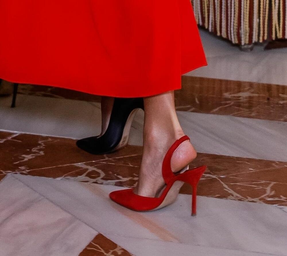 <p>Španska kraljica rado i često eksperimentiše kada je u pitanju moda, ali bez sumnje najjači utisak ostavlja u svojoj omiljenoj crvenoj boji ― boji ljubavi, strasti i Španije!</p>