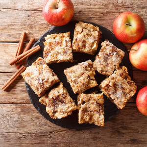 Nećete ostati imuni na ukus ove poslastice: Neobični kolač sa jabukama postaće vam omiljeni slatkiš (RECEPT)