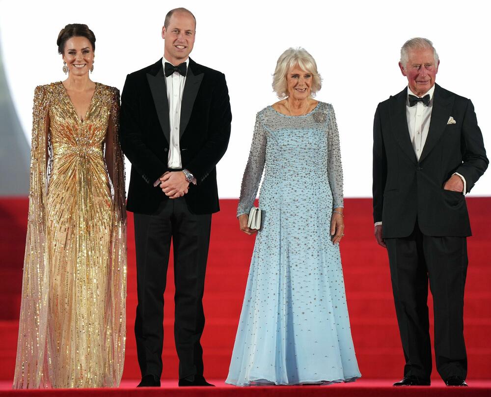 <p>U Londonu je sinoć održana premijera filma <em>No Time to Die</em>, o tajnom agentu Džejmsu Bondu, a među onima koji su prošetali crvenim tepihom našli su se vojvoda i vojvotkinja od Kembridža</p>