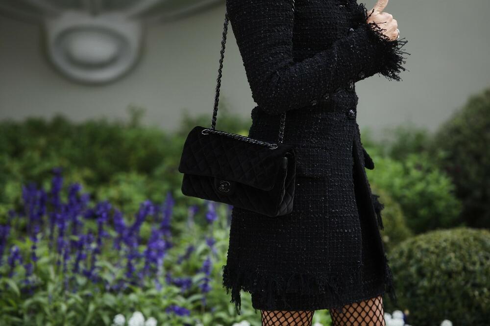 <p>Glamurozna od glave do pete, <strong>Penelope Kruz </strong>stigla je u Madrid potpuno obučena u crni <em>Šanel</em></p>