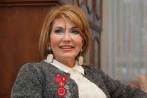 Visoka 2 metra, lepša od bilo koje prethodne: Suzana Mančić ukrasila jelku i bojama poručuje samo jedno