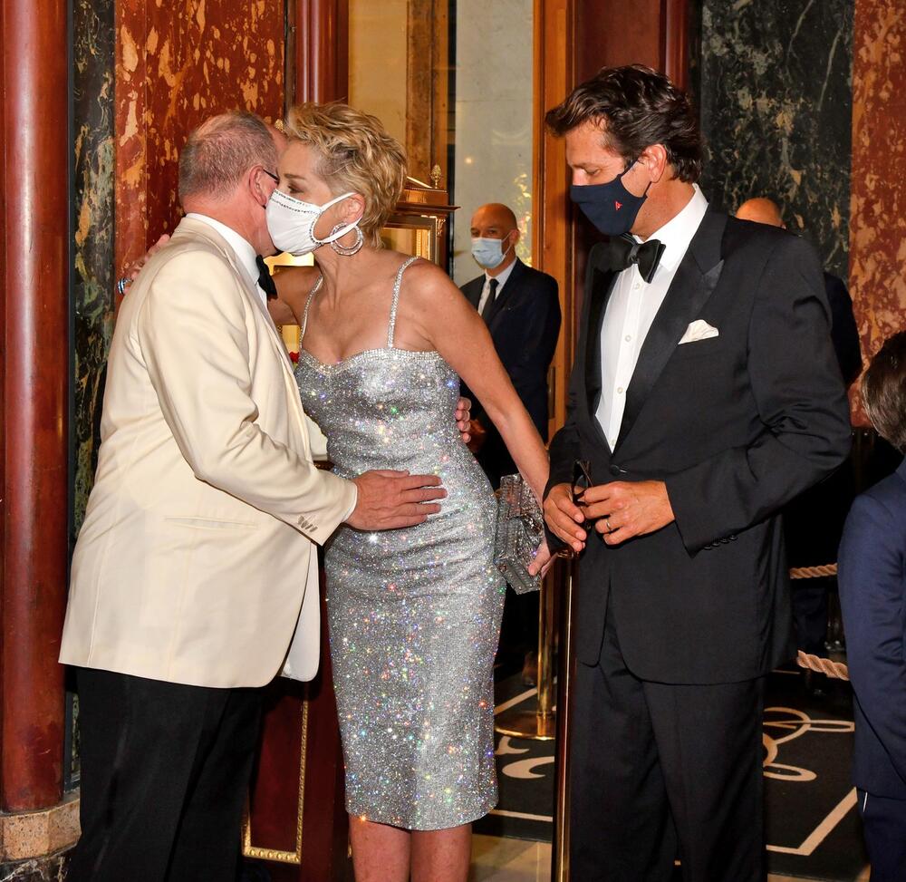 <p>Princeza Šarlin već 9 meseci ne boravi u Monaku, a za to vreme ― njen suprug provodi gala večeri u društvu čuvene <strong>Šeron Stoun</strong></p>