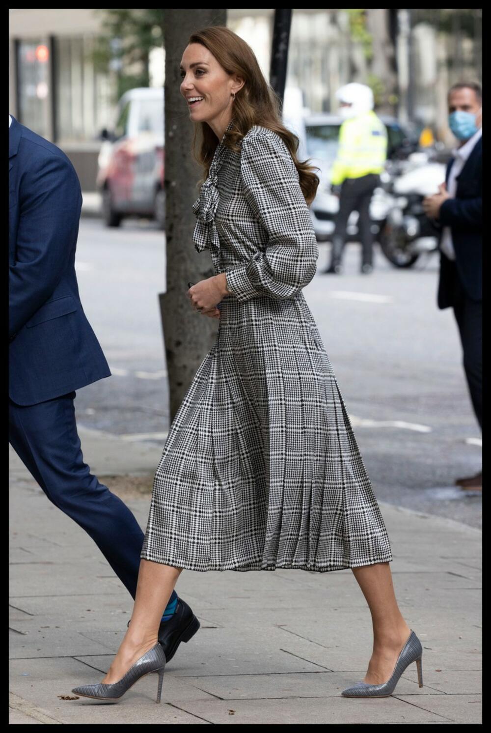 <p>Midi-haljine odličan su izbor i na jesen, i na leto, i na zimu, a to odlično zna i vojvotkinja od Kembridža <strong>Kejt Midlton</strong>, kojoj je to, čini se, omiljeni model u kom zablista baš uvek!</p>