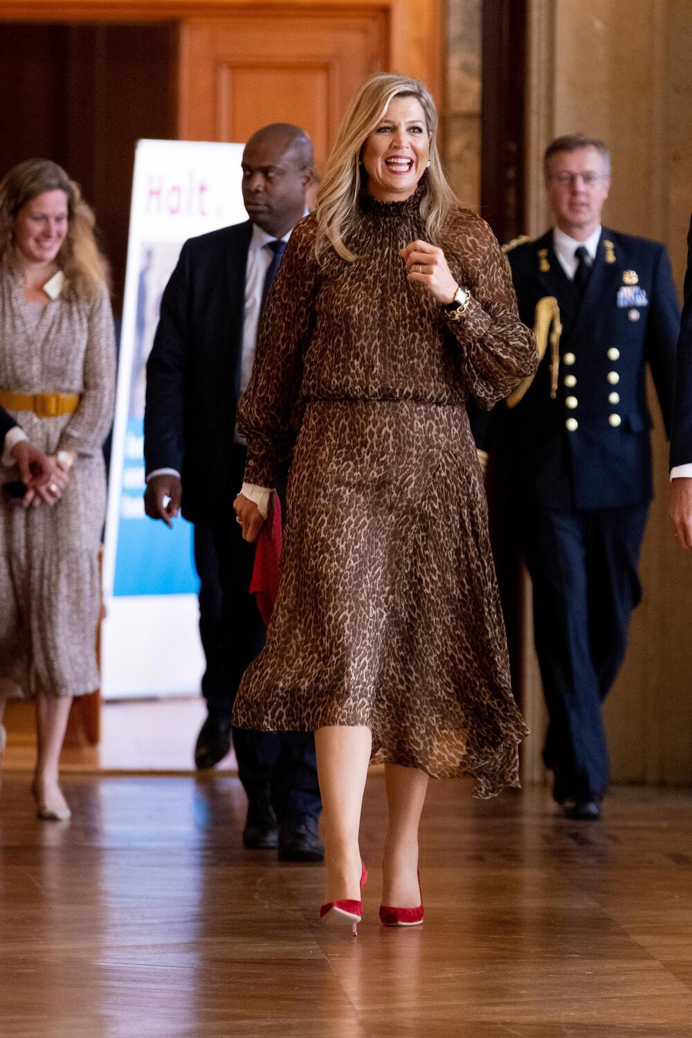 <p>Supruga kralja Vilema-Aleksandera pojavila se juče u Utrehtu u odelu u boji holandske kraljevske porodice, a to je samo jedna u nizu njenih interesantnih odevnih kombinacija kojima je pokazala sav raskoš svog modnog ukusa</p>
