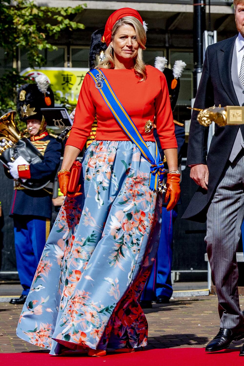 <p>Supruga kralja Vilema-Aleksandera pojavila se juče u Utrehtu u odelu u boji holandske kraljevske porodice, a to je samo jedna u nizu njenih interesantnih odevnih kombinacija kojima je pokazala sav raskoš svog modnog ukusa</p>