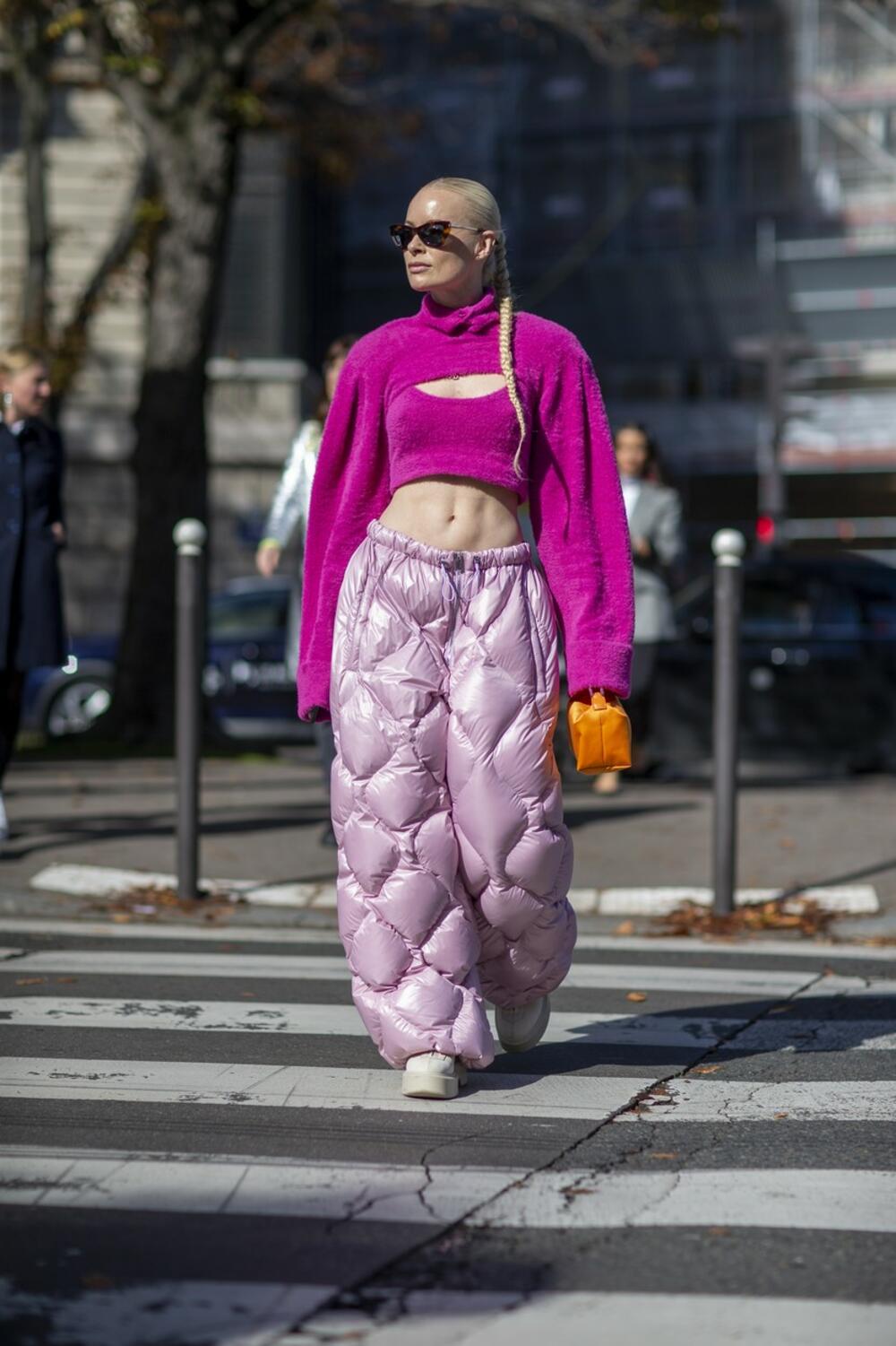 <p>Svaka ljubiteljka ulične mode zna da su glavni trendovi, zapravo, najkomforniji i da se efektan stil može postići samo jednim upečatljivim odevnim komadom. Ko to najbolje radi? Zna se ― Parižanke!</p>