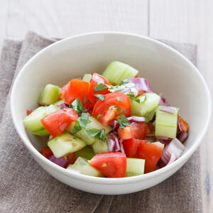 Najjednostavnija salata koja će vam poboljšati apetit: Crveni luk, paradajz + krastavac daju savršenu kombinaciju ukusa