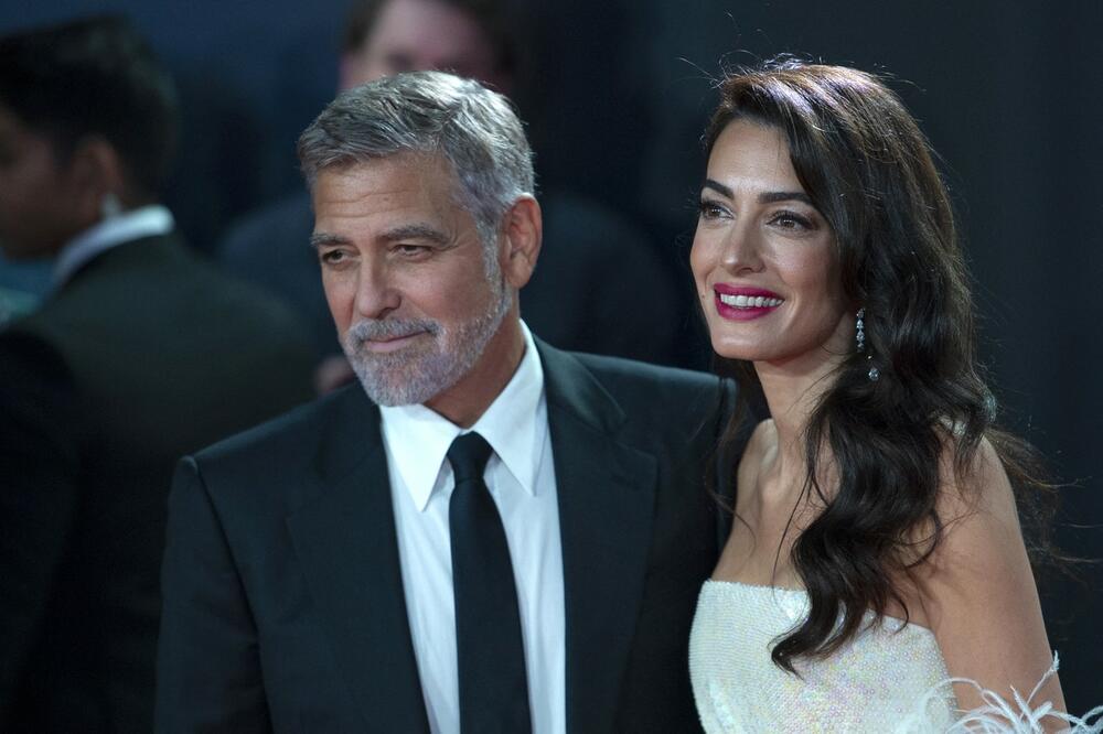 <p>Čuveni holivudski par uživao je na porodičnom okupljanju, a mnogi nisu mogli da skinu pogled sa božastvene Amal Kluni</p>