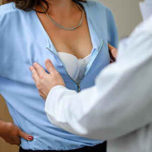 Teške grudi (ni)su bezazlen simptom: 7 mogućih uzroka i kada se javiti lekaru