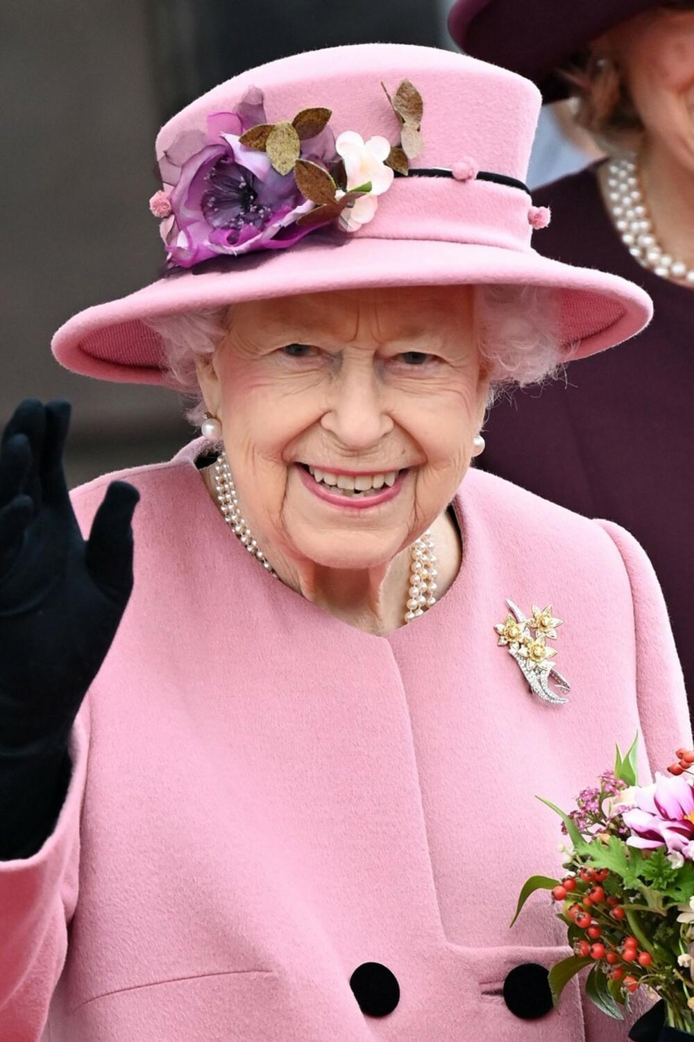 <p>Iako kraljica ima 95 godina rože nijanse protkane biserima i cvećem joj izvanredno pristaju.</p>