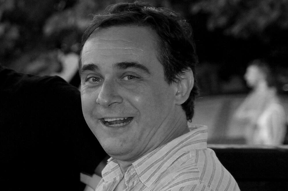 <p>Juče je, nakon teške borbe za zdravlje, preminuo glumac i komičar <strong>Marko Živić (49).</strong></p>