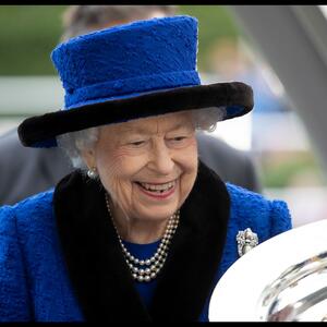 Nasmejana, vedra i bez pomoćnog ŠTAPA: Kraljica Elizabeta puna energije stigla na manifestaciju ― DAN ŠAMPIONA