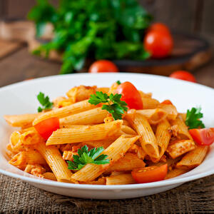 Pripremite jeftin ručak sa samo 5 sastojaka: Pasta sa paradajz sosom i parmezanom oduševljava svojim ukusom