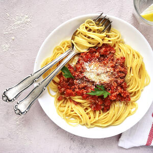 Savršenog mirisa, a ukus neverovatan: Špagete sa sosom od mlevenog mesa i domaćeg kečapa su — PRSTE DA POLIŽETE