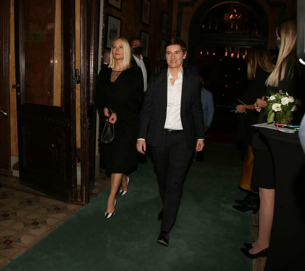 <p>Na gala koktelu koji je sinoć upriličen u Beogradu među najzapaženijima je bila srpska premijerka Ana Brnabić, koja je stigla u pratnji životne saputnice Milice Đurđić</p>