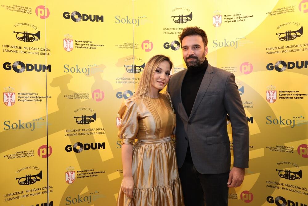 <p>Pevačica Jelena Tomašević i glumac Ivan Bosiljčić važe za jedan od naskladnijih parova naše javne scene, a malo ko zna da se Jelena u glumčevo srce ušunjala i pre nego što su se upoznali</p>