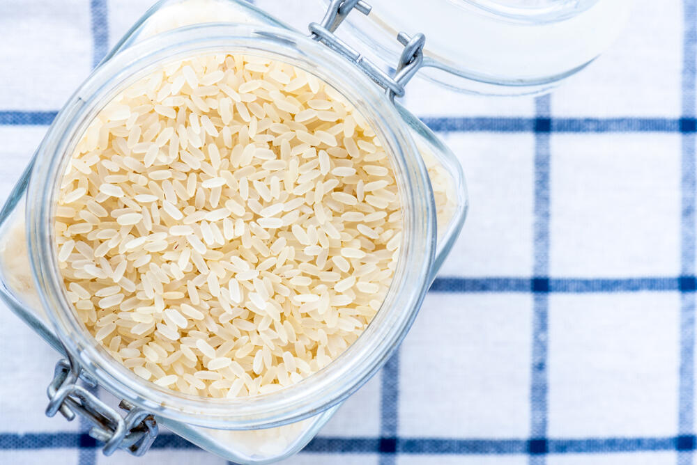 iz belog pirinča se gube vlakna i nutrijenti u procesu prerade