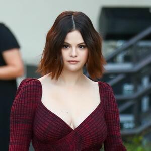 Kaput koji liči na bade-mantil — pun pogodak: Selena Gomez u kombinaciji koja je idealna za zimu