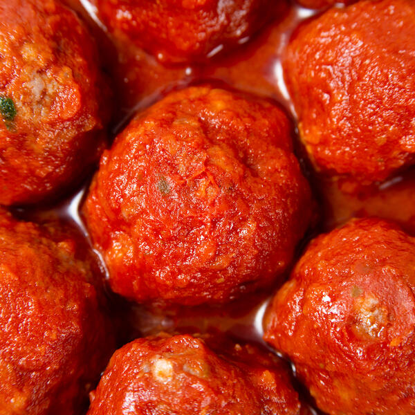 Vojvođanski ručak gotov za 30 minuta: Recept za neodoljive ĆUFTE sa parmezanom u paradajz sosu