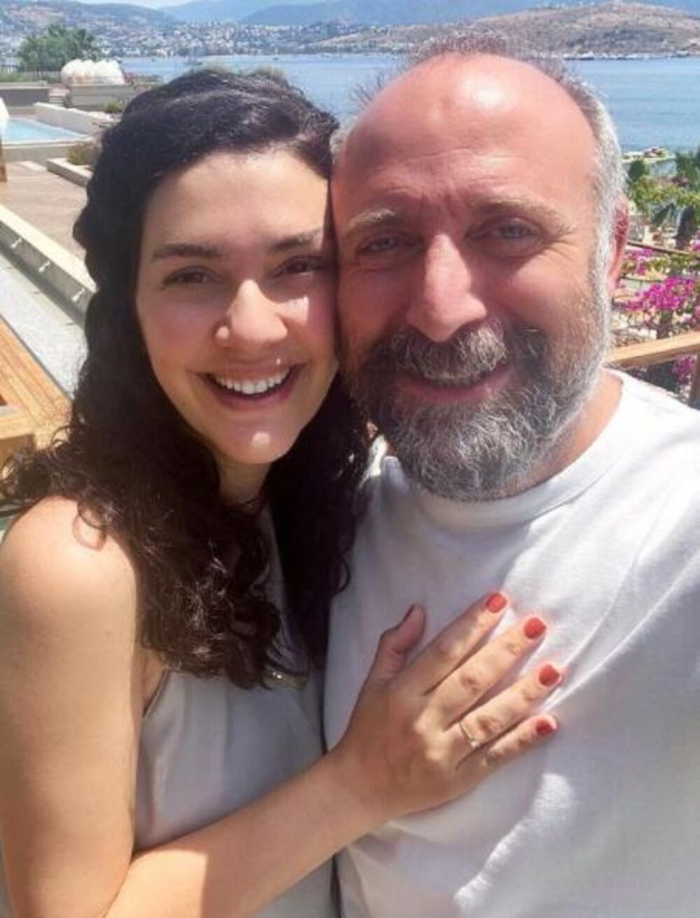 <p><br />
Turski glumci Berguzar Korel i Halit Ergenč, jedna od najpoznatijih parova u Turskoj, u braku su od 2009. godine, a ne kriju koliko su srećni i zaljubljeni i danas</p>