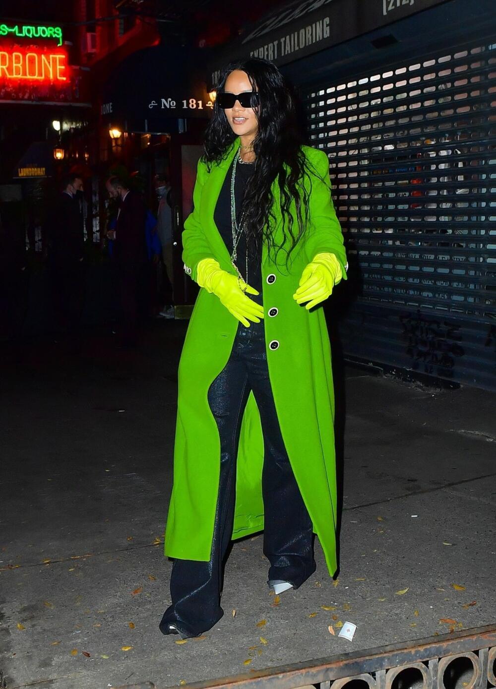 <p>Rijana je za večeru u Njujorku odabrala autfit kojim je dominirao dugačak kaput u zelenoj boji  — možda i najveći hit jesenje sezone!</p>