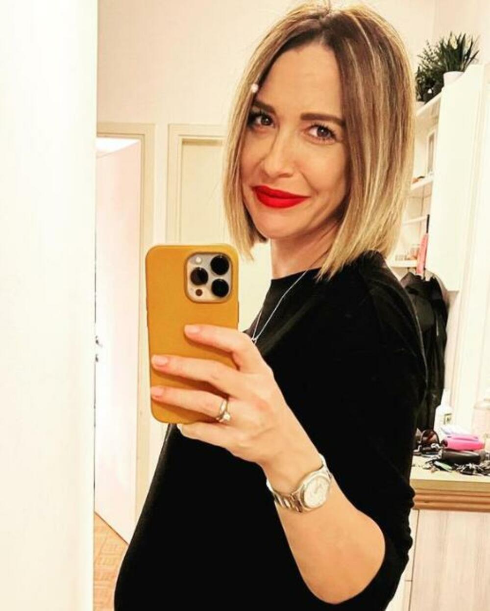 <p>Voditeljka i glumica Marijana Mićić donela je na svet prvo dete, javljaju domaći mediji</p>