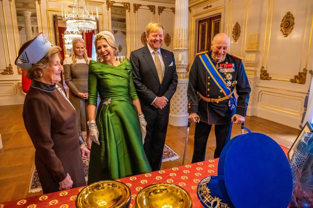 <p>Kralj Holandije Vilem Aleksander i njegova supruga Maksima stigli su danas u trodnevnu posetu Norveškoj, a već u prvom javnom pojavljivanju holandska kraljica je pokazala zašto važi za sinonim dobrog stila</p>