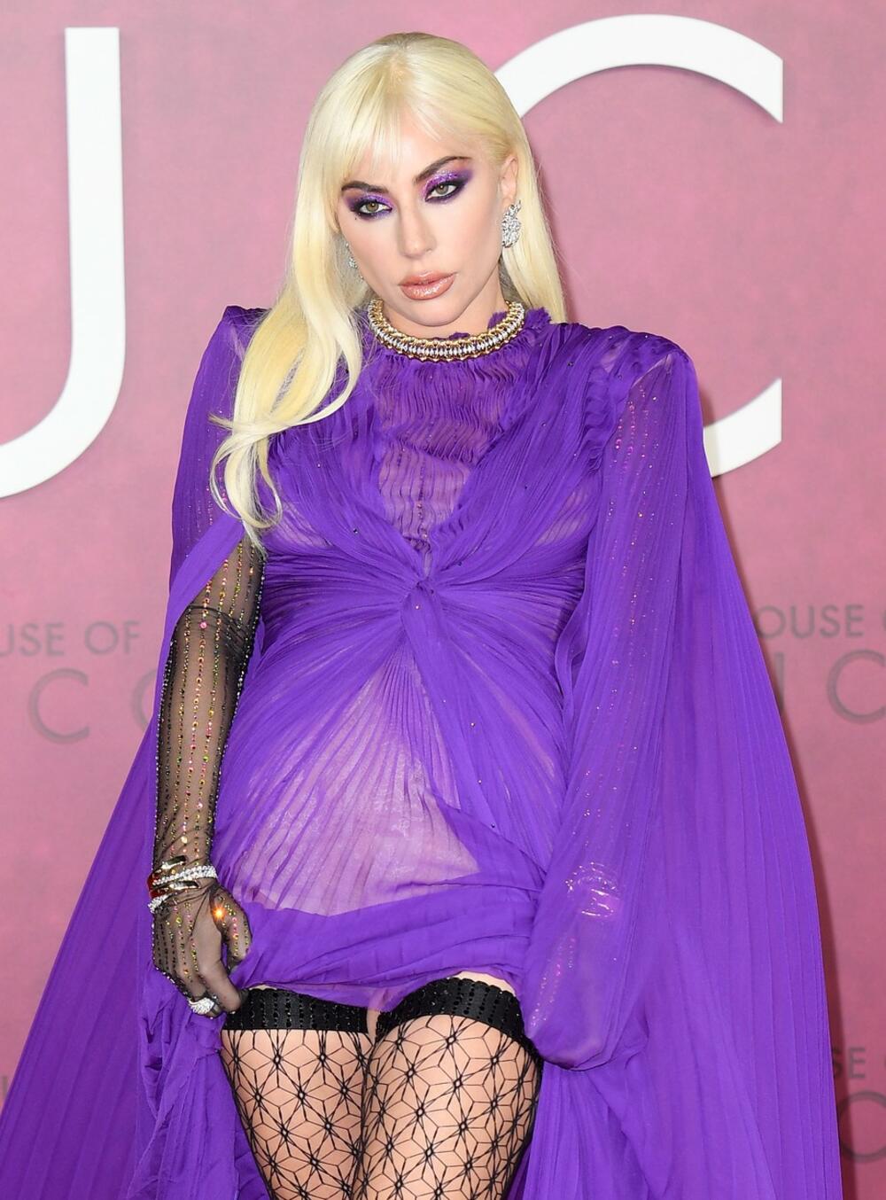<p>Pevačica se u na prvom prikazivanju filma o porodici Guči pojavila u neobičnoj toaleti koja zbog svog dizajna potpuno odgovara njenom karakteru i ulozi <strong>Patricije Ređini </strong>koju Gaga tumači. </p>