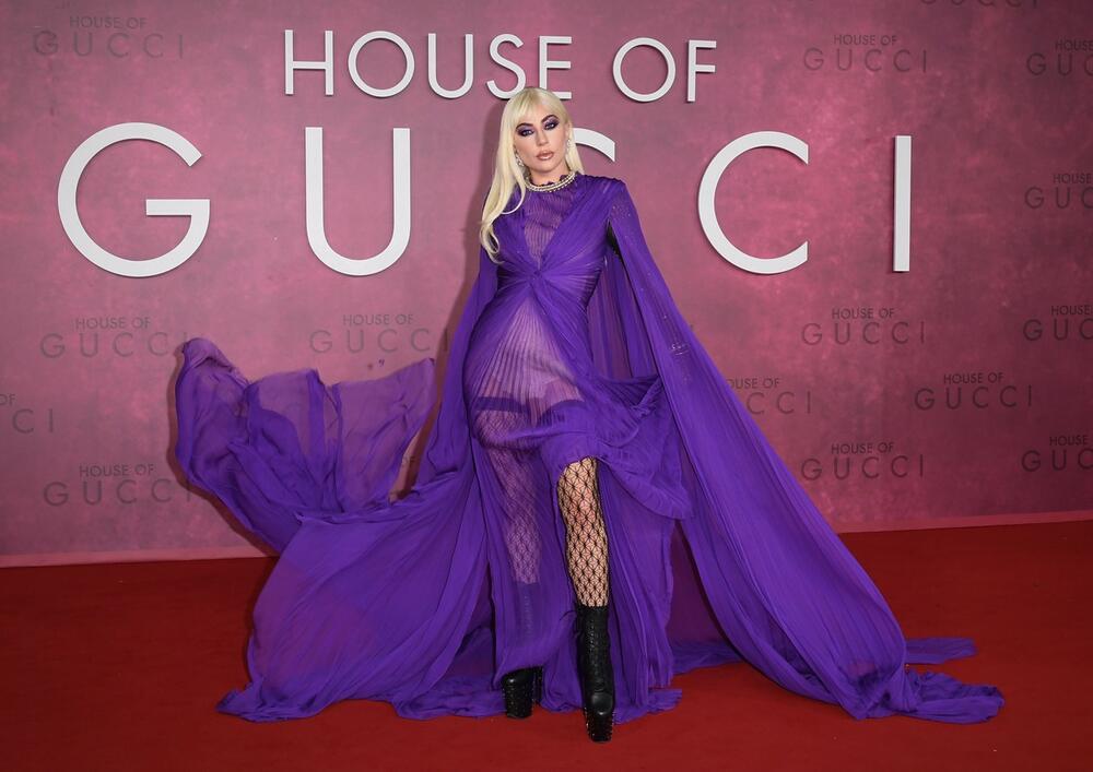 <p>Pevačica se u na prvom prikazivanju filma o porodici Guči pojavila u neobičnoj toaleti koja zbog svog dizajna potpuno odgovara njenom karakteru i ulozi <strong>Patricije Ređini </strong>koju Gaga tumači. </p>