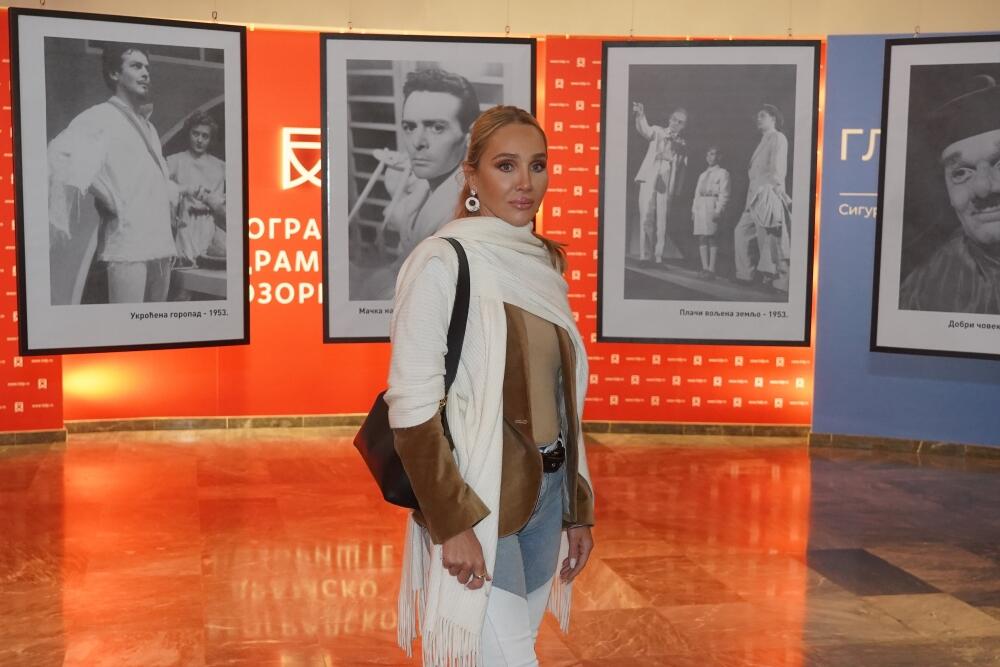 <p>Popularna pevačica sinoć je uživala u predstavi "Zelena čoja Montenegra", koja je premijerno odigrana u Beogradskom dramskom pozorištu, a sve prisutne je oduševila upečatljivim spojem ležernog i poslovnog stila</p>