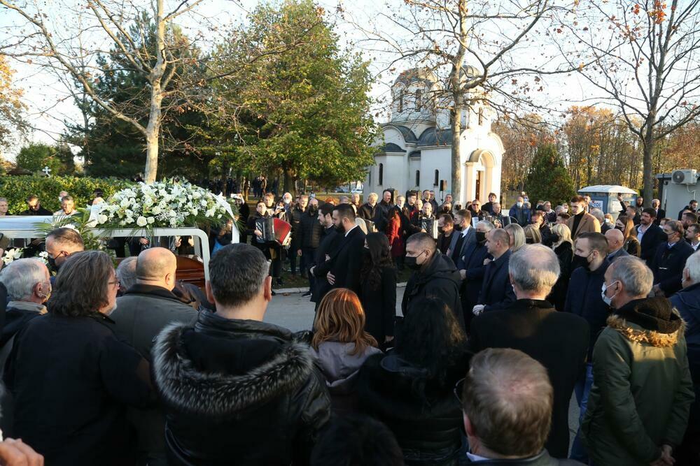 <p>Juče je u Beogradu, na Novom bežanijskom groblju sahranjen pevač Marinko Rokvić, pre čega su održani emotivni govori u njegovu čast</p>