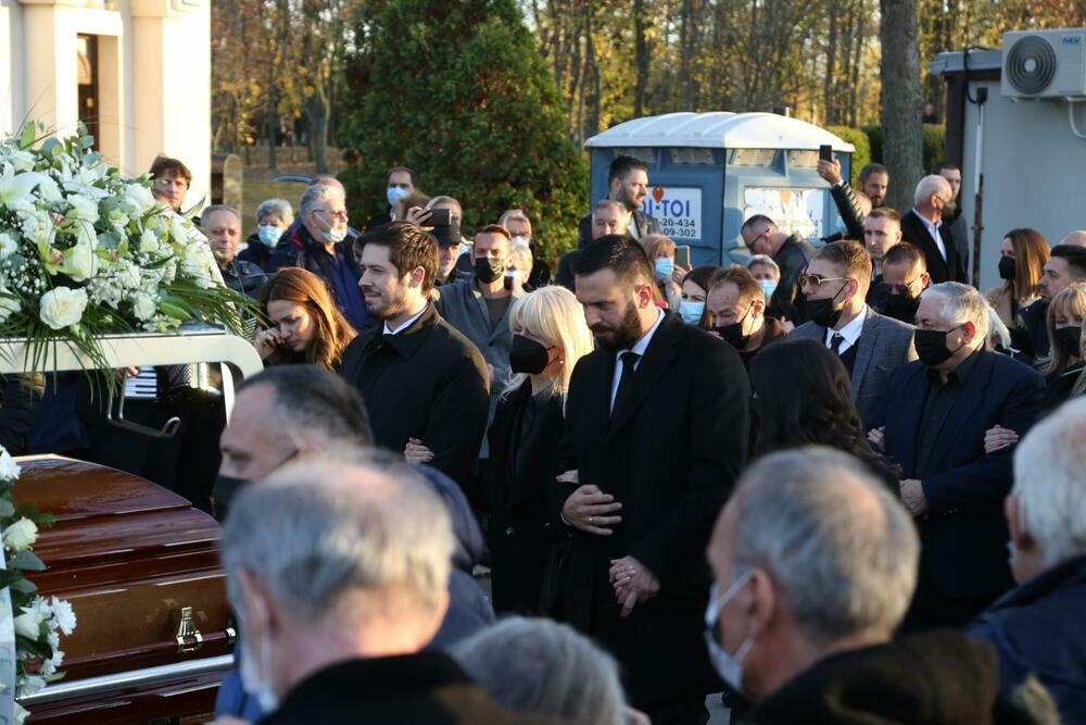 <p>Juče je u Beogradu, na Novom bežanijskom groblju sahranjen pevač Marinko Rokvić, pre čega su održani emotivni govori u njegovu čast</p>