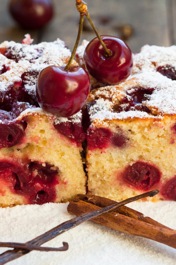 Mama Gocin starinski recept za žuti kolač sa višnjama: Meri se na čaše, gotov je za pola sata i mekan poput oblaka