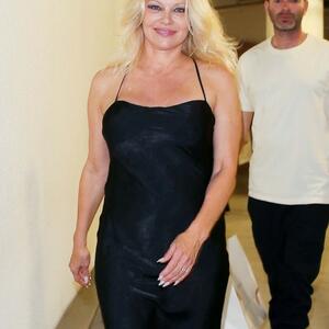 Japanke, BALON ― lepršava haljina i lice bez ŠMINKE: Slavna Pamela Anderson kakvu je do sada niste videli (FOTO)