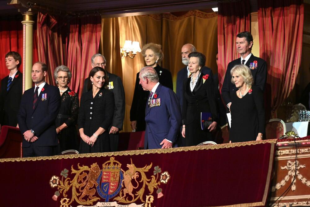 <p>Članovi britanske kraljevske porodice proteklog vikenda prisustvovali su tradicionalnom Festivalu sećanja, koji se održava u londonskom Rojal Albert Holu u spomen na stradale britanske vojnike, a kako ove godine <strong>kraljica Elizabeta II </strong>nije prisustvovala ovoj svečanosti najviše pažnje privukla je <strong>vojvotkinja od Kembridža</strong></p>