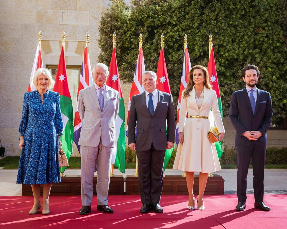 <p>Ako ne znate kako da se obučete za neku svečanu priliku da biste izgledali vrlo atraktivno i elegantno, a ujedno svedeno, ovakav odevni komad je odličan izbor, naročito ako se opredelite za kroj i detalje po uzoru na kraljicu Jordana</p>