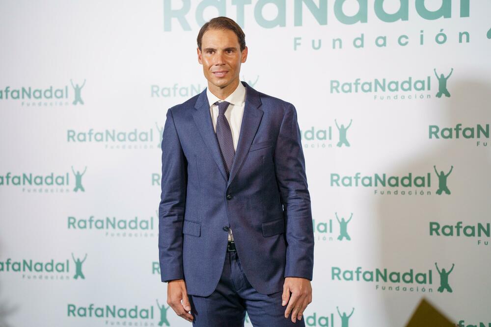 <p>Nakon povlačenja s Vimbldona, španski teniser Rafael Nadal opušta se u društvu supruge i uživa u svim čarima leta</p>